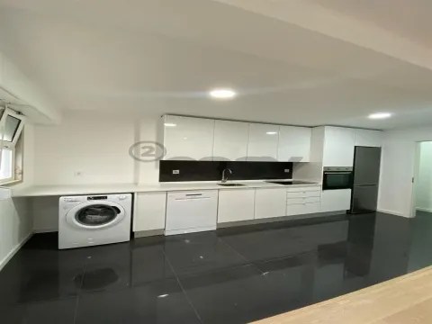 Oportunidade T2 Remodelado São Brás Oferta da Escritura