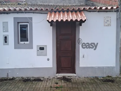 Moradia T1 + 1, Mobilada, Equipada e Terreno