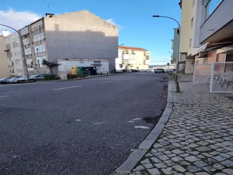 Garagem em Box junto Estação Amadora Este