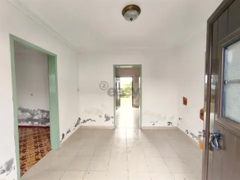 Moradia T2 com anexos e amplo quintal nas Fornalhas Velhas