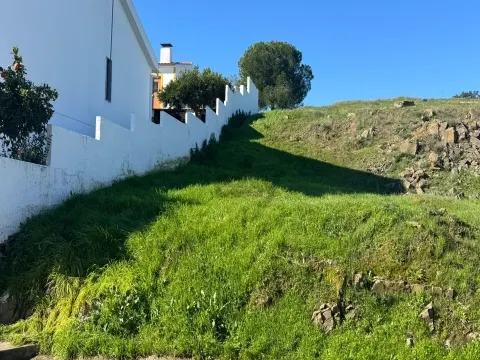 Terreno Urbano com 450m2 na Aldeia do Corvo, Castro Verde