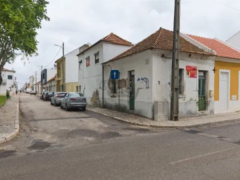 Villa de 3 dormitorios, 2 plantas para remodelar en una de las zonas más bonitas de Almeirim