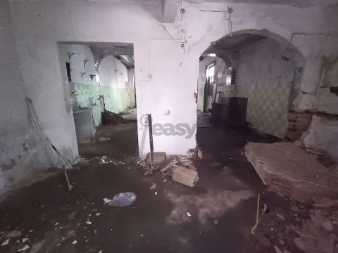 Moradia T3, 2 pisos para remodelar numa das zonas mais bonitas de Almeirim