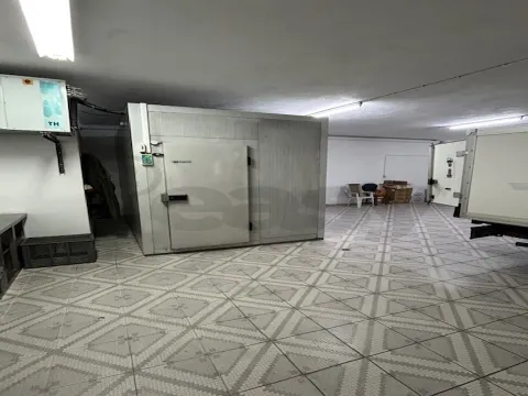 Armazém/Estacionamento Fechado – 155 m² – Tapada das Mercês