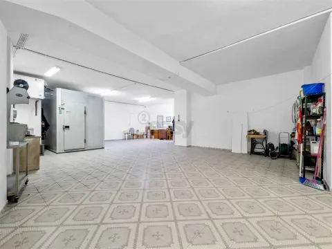 Warehouse/Closed Parking – 155 m² – Tapada das Mercês