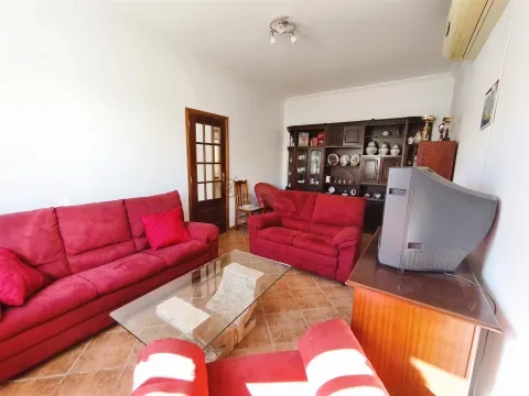 Moradia T2 com quintal e aproveitamento de sótão em Alvalade Sado