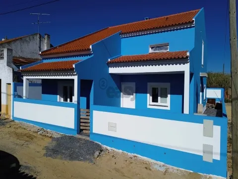 Moradia T2 com Garagem Dupla e Espaço Exterior em Ermidas-Sado