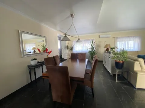 Moradia com 4 quartos, e em edifício separado escritório e garagem