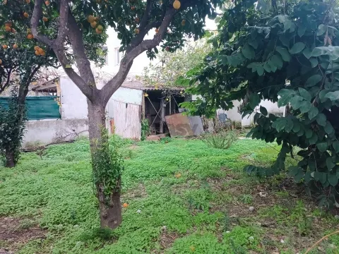 Terreno Urbano de 270m2 com Viabilidade de Construção de 162m2, Vila Chã, Barreiro