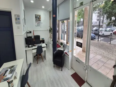 Loja com 66m2 na Venteira junto Igreja