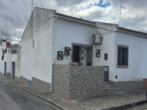 Moradia T2 com logradouro, anexo, terraço e garagem, Castro Verde