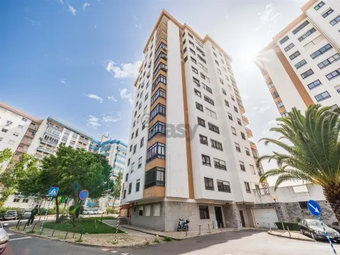 Apartamento T3 com Parqueamento e Arrecadação