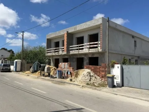 Moradia T4 geminada com piscina em Fernão Ferro