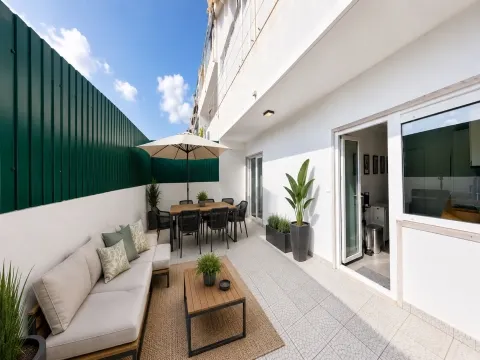T2 Totalmente remodelado com Terraço Privativo, a 3 Minutos do Metro