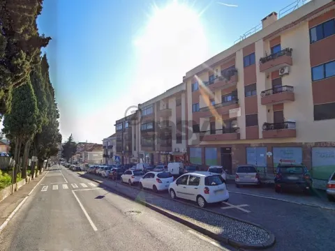 Loja 30m² com excelente localização na Ramada, Odivelas