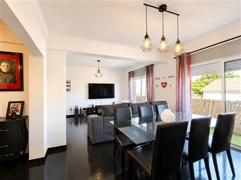 Apartamento T2+1 com Garagem e Logradouro em Vale Milhaços