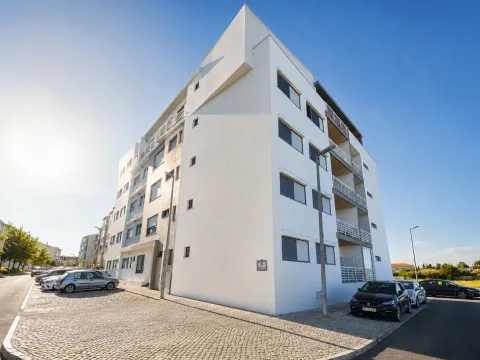 T2 em Alcabideche com garagem, elevador e vista privilegiada para a Serra de Sintra