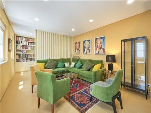 Elegância Contemporânea: Moradia T5 com Piscina e Garagem em Alvalade Sado