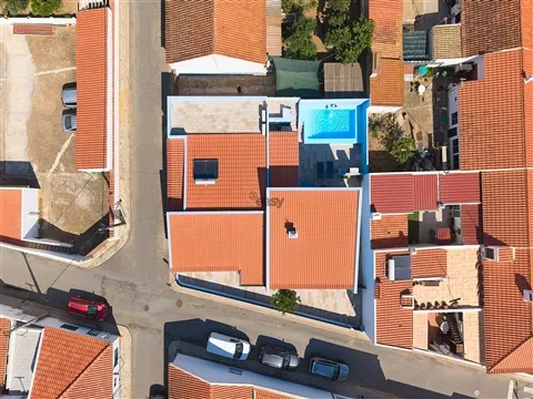 Elegância Contemporânea: Moradia T5 com Piscina e Garagem em Alvalade Sado