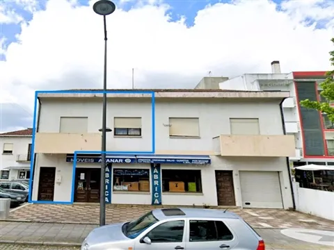 Apartamento T2+3 com Quintal no Centro de Valença