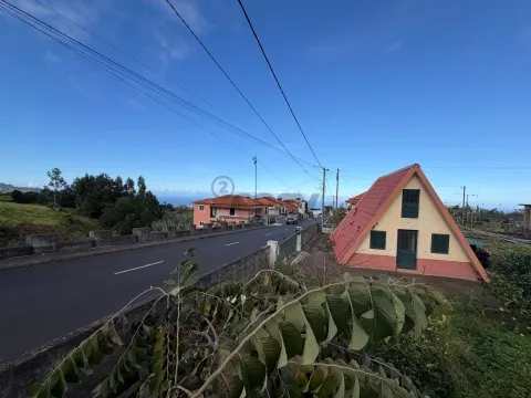 Moradia Típica Madeirense com Enorme Potencial, em Santana