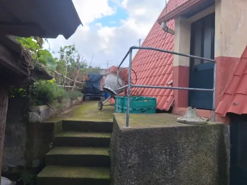 Moradia Típica Madeirense com Enorme Potencial, em Santana