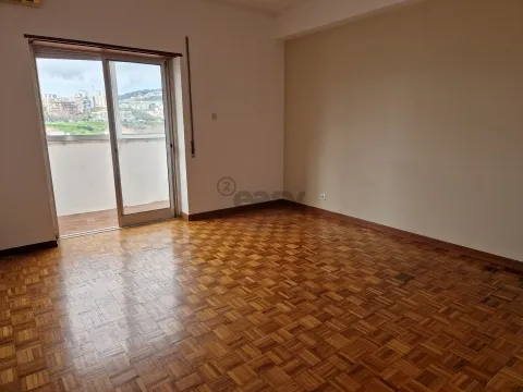 Apartamento T3 em Odivelas com lugar de parqueamento e arrecadação