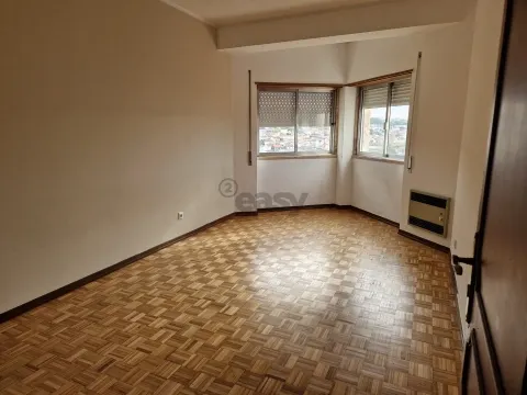Apartamento T3 em Odivelas com lugar de parqueamento e arrecadação