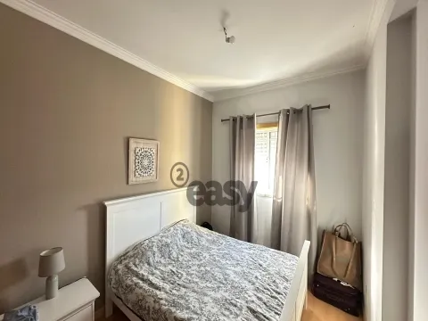Apartamento T2 Seminovo com Potencial Duplex na Quinta do Conde