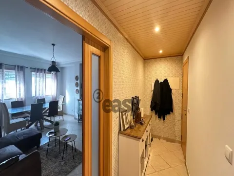 Apartamento T2 Seminovo com Potencial Duplex na Quinta do Conde