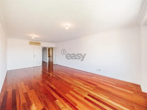 Apartamento 8 assoalhadas em Odivelas
