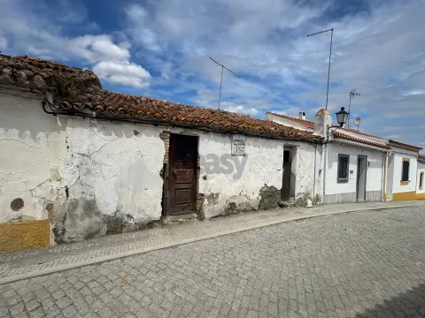Moradia Térrea com 6 divisões e Quintal para remodelar 
