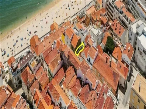 Prédio para recuperar junto á Praia de Sesimbra