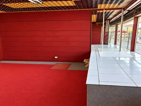 Loja T2 Duplex com montra para a R. Elias Garcia