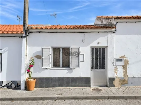 Moradia T1 com quintal e anexo em Alvalade — o encanto de viver no Alentejo