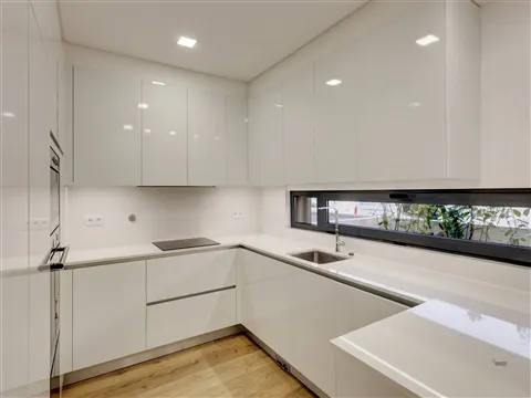 Moradia T4 com 4 Suites, Piscina Aquecida e Box com Carregamento Elétrico | Fanqueiro, Loures