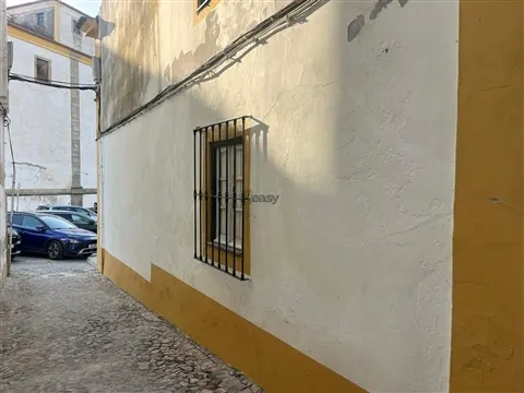 Andar de moradia, R/C com quintal no Centro Histórico em Évora