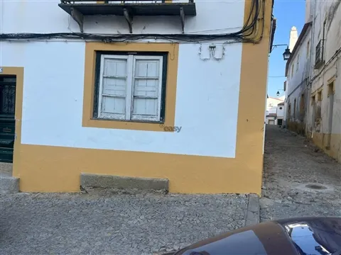 Andar de moradia, R/C com quintal no Centro Histórico em Évora
