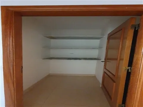 T2 com parqueamento e arrecadação