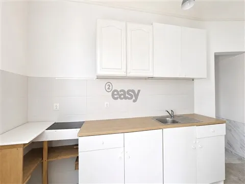 Moradia T1 com pátio para remodelação
