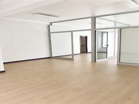 Loja Remodelada para Arrendamento na Ramada | 87 m² | €1.100/mês