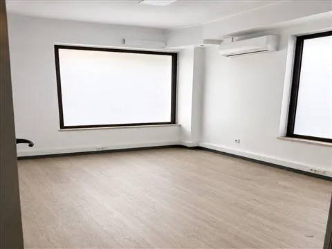 Loja Remodelada para Arrendamento na Ramada | 87 m² | €1.100/mês