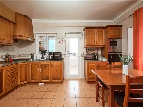 Moradia T4, 3 pisos, 2 suites, garagem p/3 carros, piscina, painéis solares e tecnologia inteligente