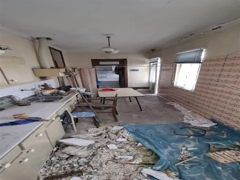Restaurar moradia ou construção centro S. João da Madeira