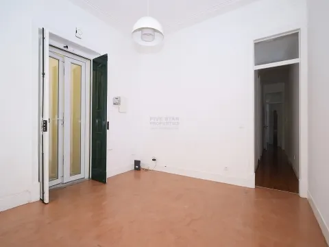 For Rent - T2 – Renovated – Large Outdoor Patio – Alcântara