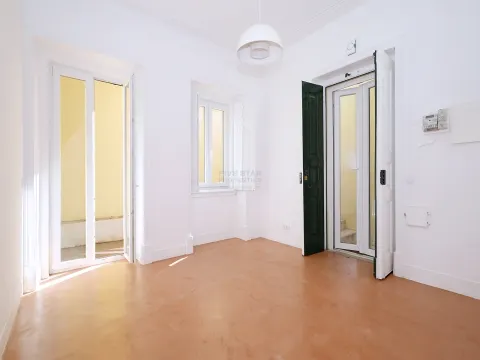 For Rent - T2 – Renovated – Large Outdoor Patio – Alcântara