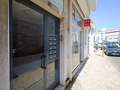 Apartamento - T1 - Último Andar - Calçada do Carrascal - Olaias