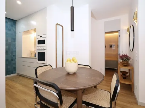 Apartamento T1 – Lapa – 70m2  Renovado – Mobilado