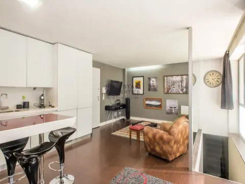 Arrendamento - Apartamento T1 Duplex -  Mobilado - Av. da Liberdade