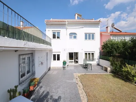 Moradia - Duas fracções – Rentabilidade Imediata – Porto Salvo – Oeiras